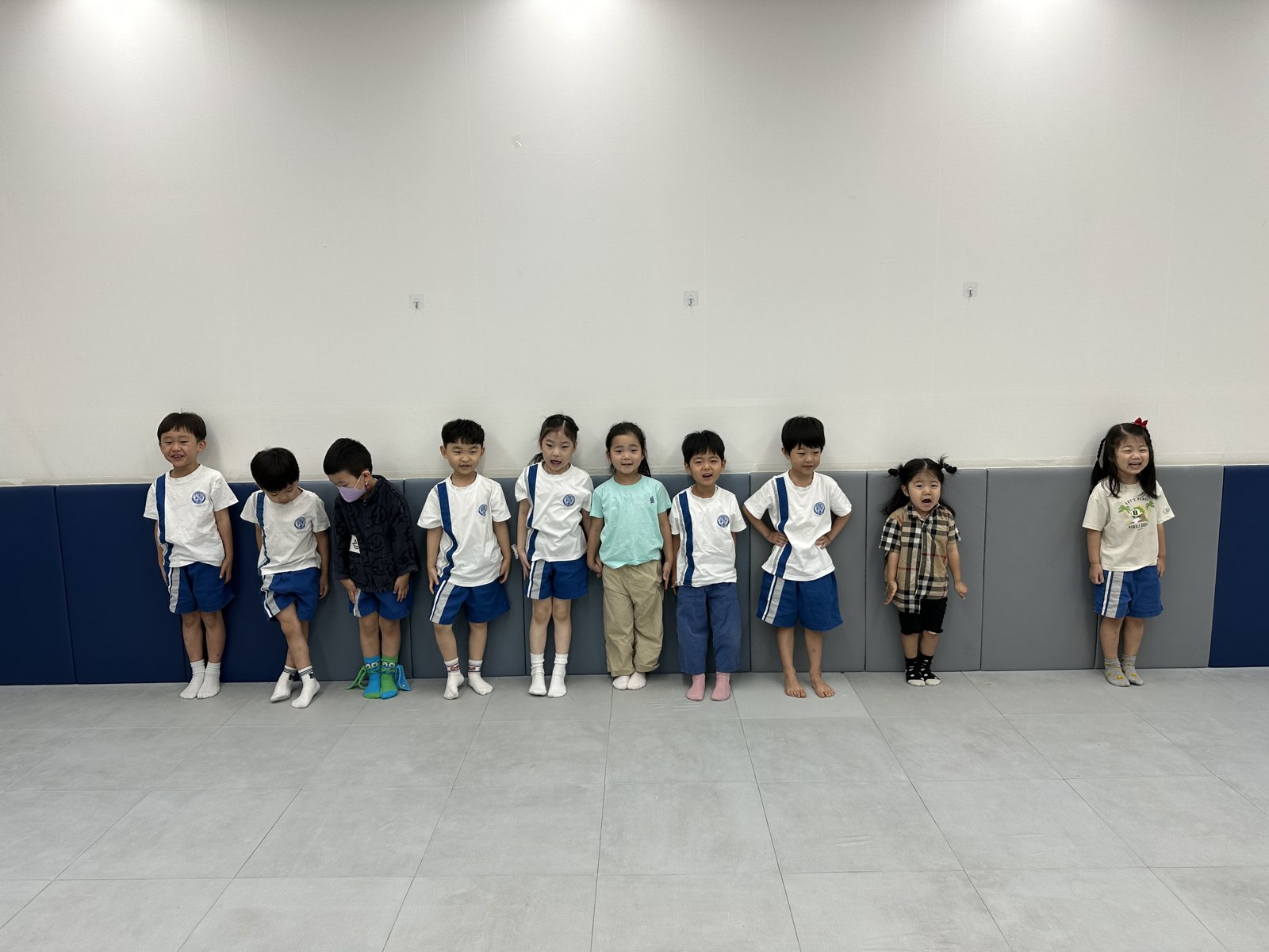 수업 끝 — 한 줄로 서서 인사