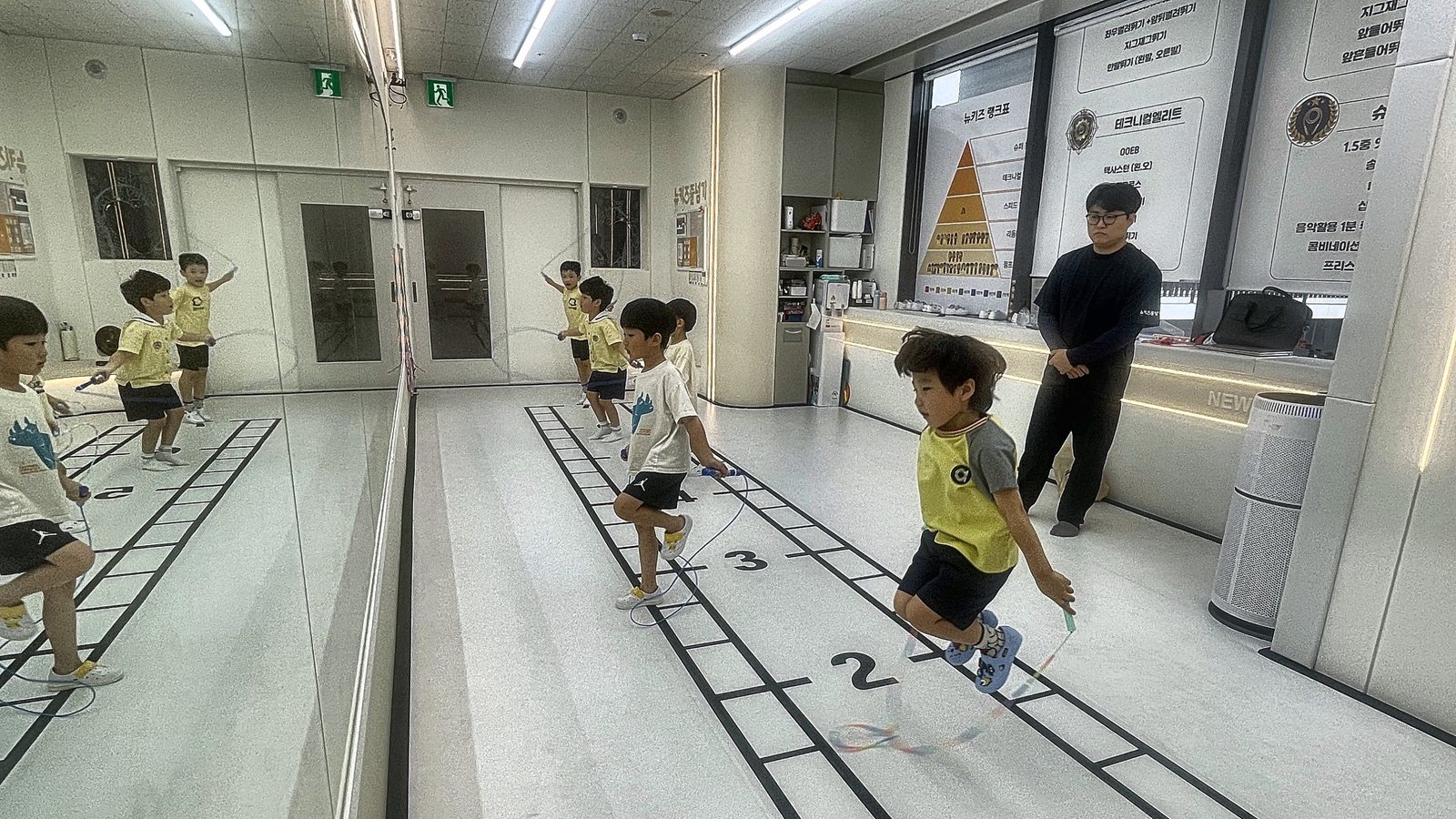 뉴키즈 선화동 센터 — 거울과 사다리 바닥에서 줄넘기 수업