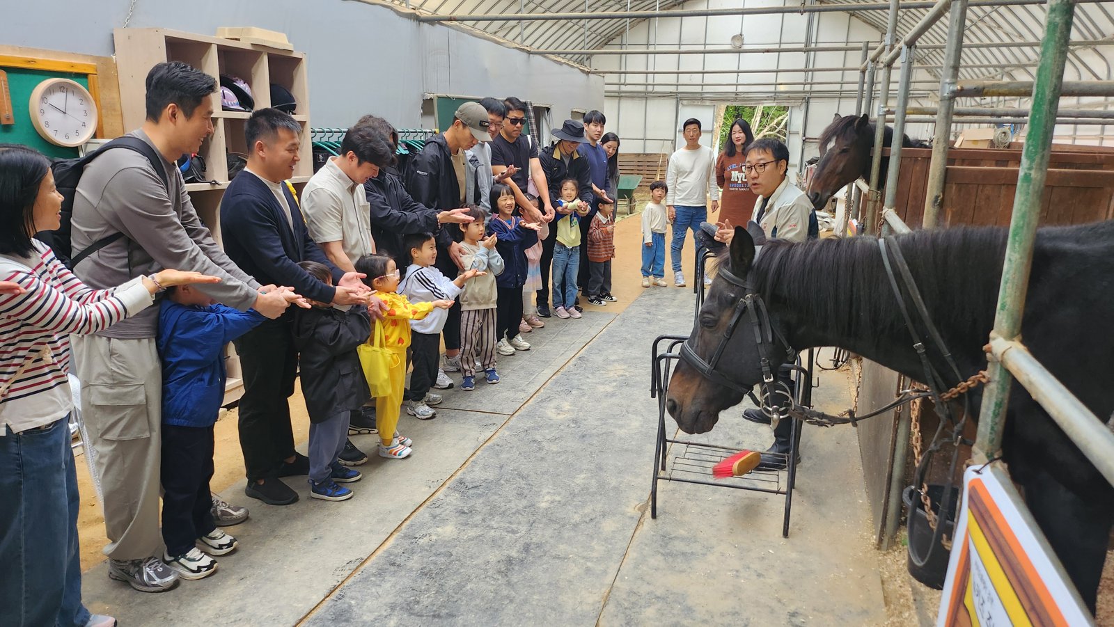 부모 참여수업 — 부모님이 줄지어 아이와 함께 서 계십니다
